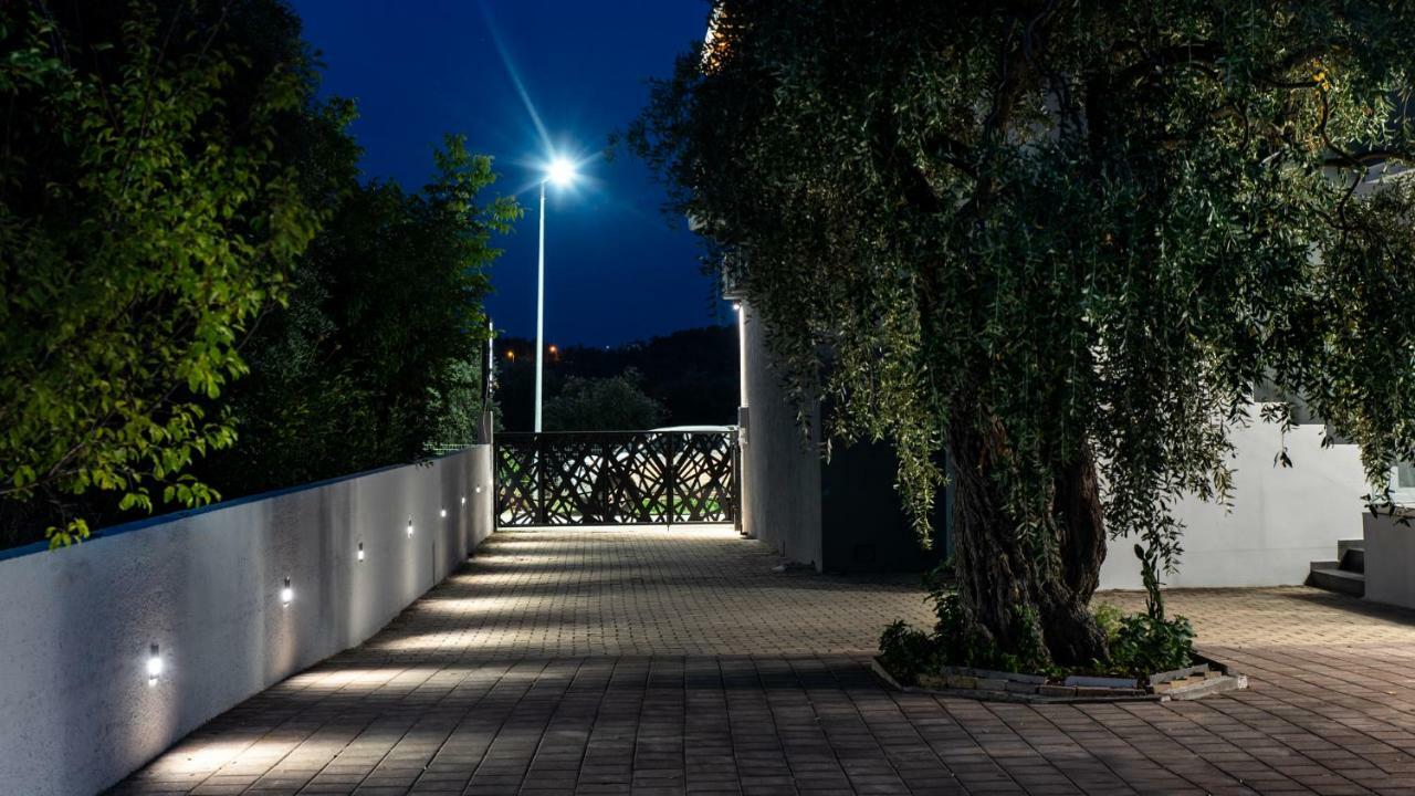 פוטוס Oinoelia Luxury Suites & Residence מראה חיצוני תמונה